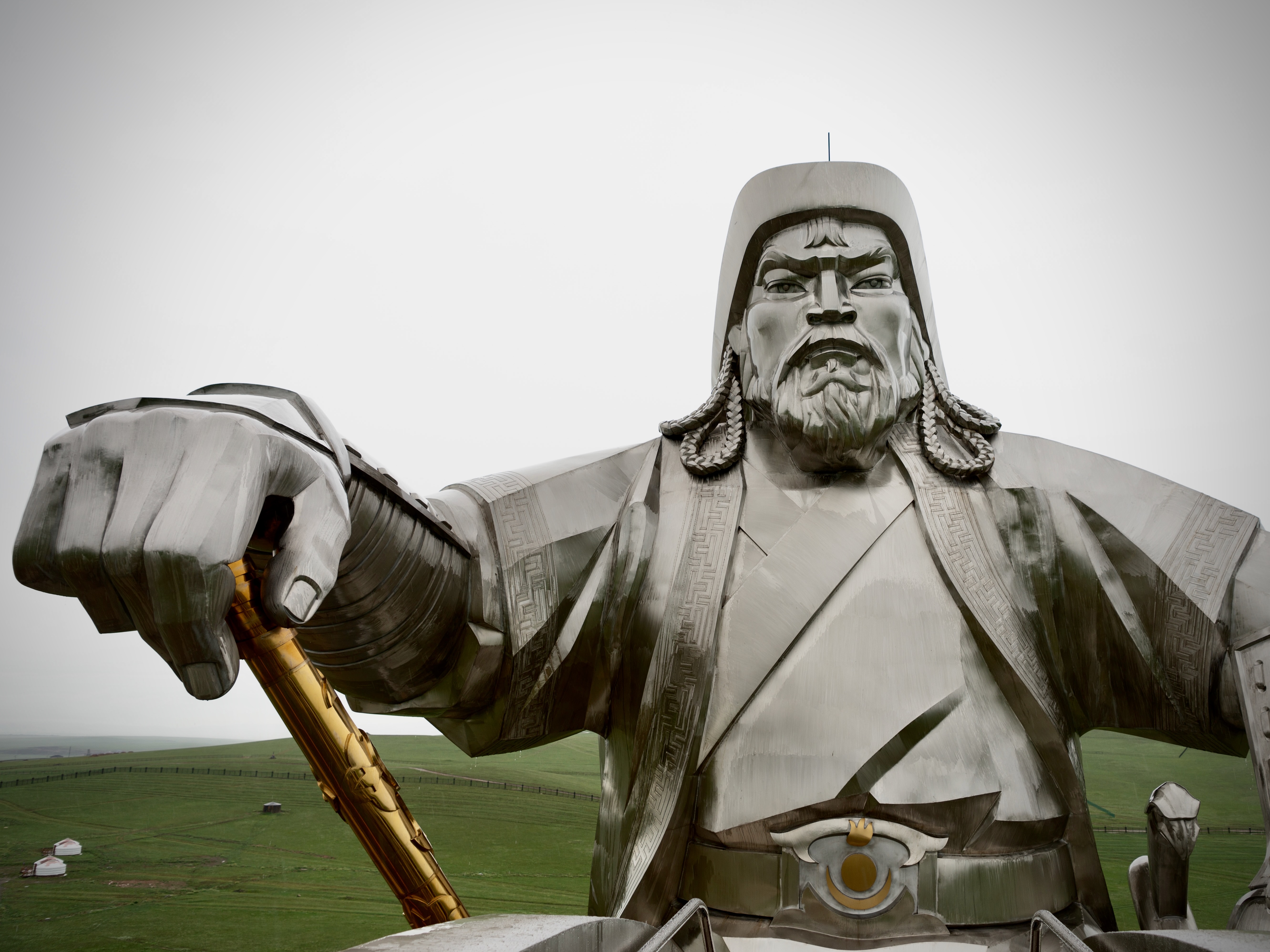 数年前に訪れたモンゴルにて。
残忍なイメージを植え付けるプロパガンダを使いこなし、結果として血を流さずに領地拡大する情報戦に長けていたという噂の、皆さんご存知チンギス・ハン。
背景の草原・ゲルと、勇ましい形相のコントラストがすごい。
例によって、記事との関連は全く無い。