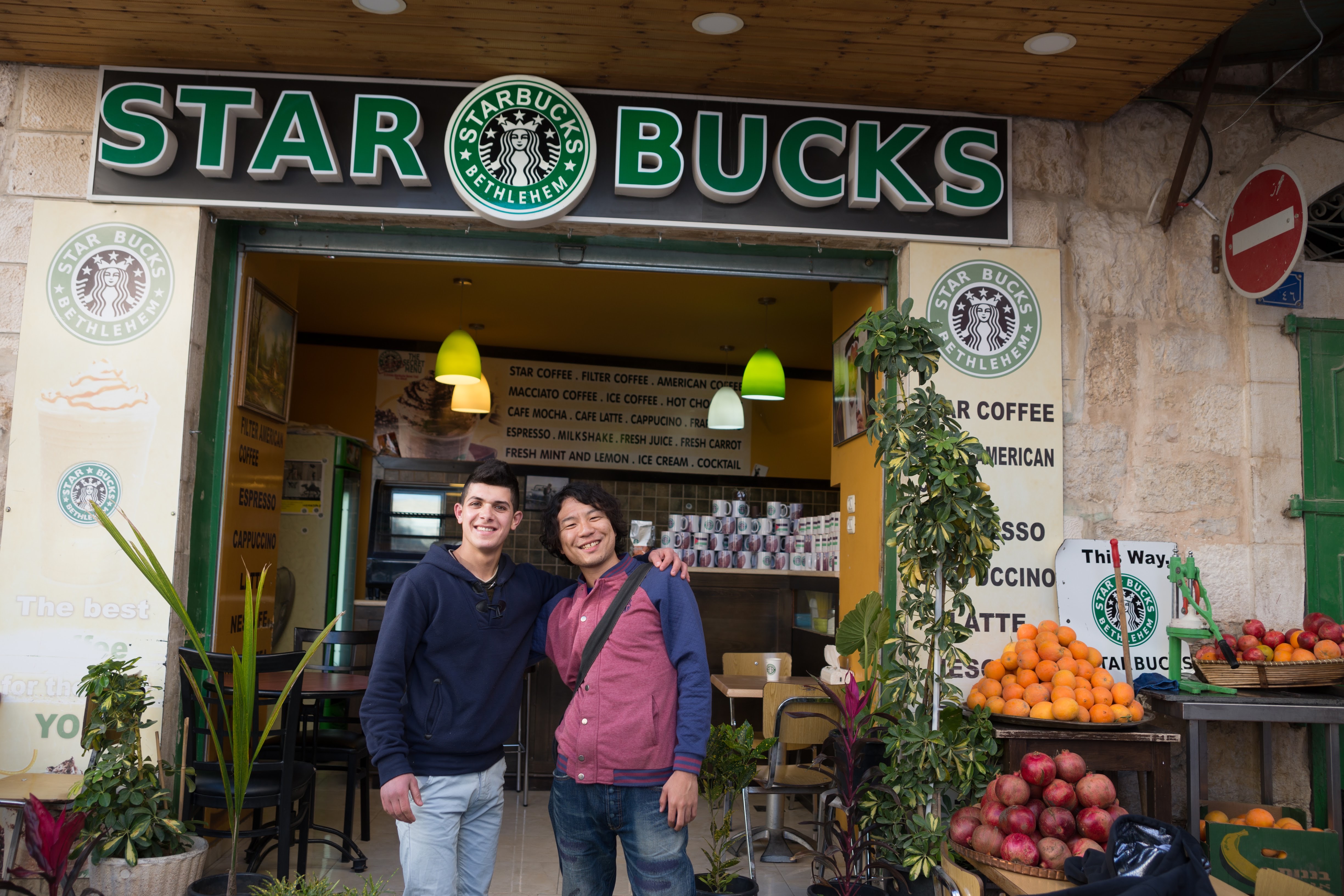 絶対ニセモノのスターバックスの前で仲良くなった青年と撮った一枚、彼は元気でいるだろうか。