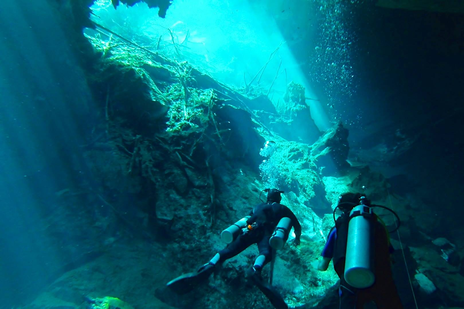 セノーテでのケイブダイビングと社会主義国キューバ