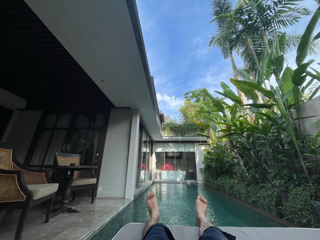 プール付きのヴィラで読書をしたり泳いだり気ままに過ごした