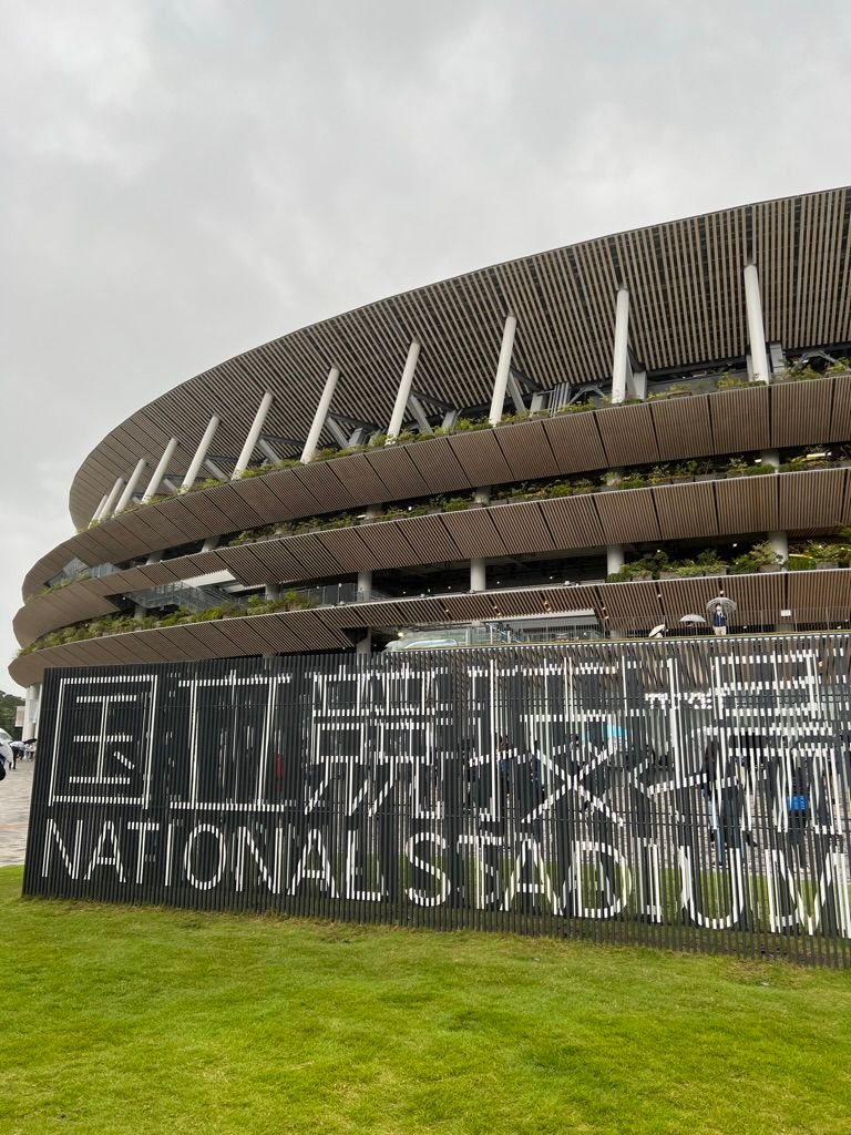 雨の国立競技場外観